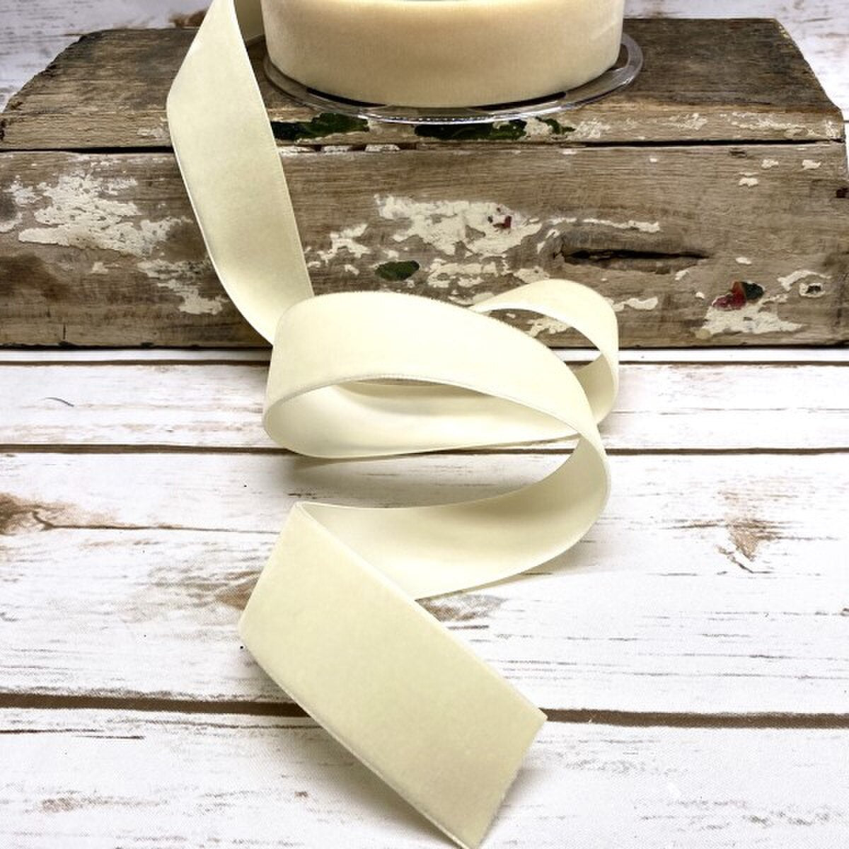 Listón terciopelo crema 0.375"x11yds