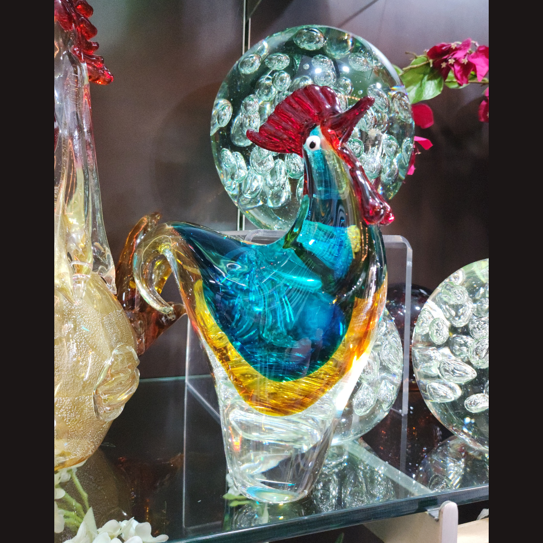 Gallo de cristal con centros de color