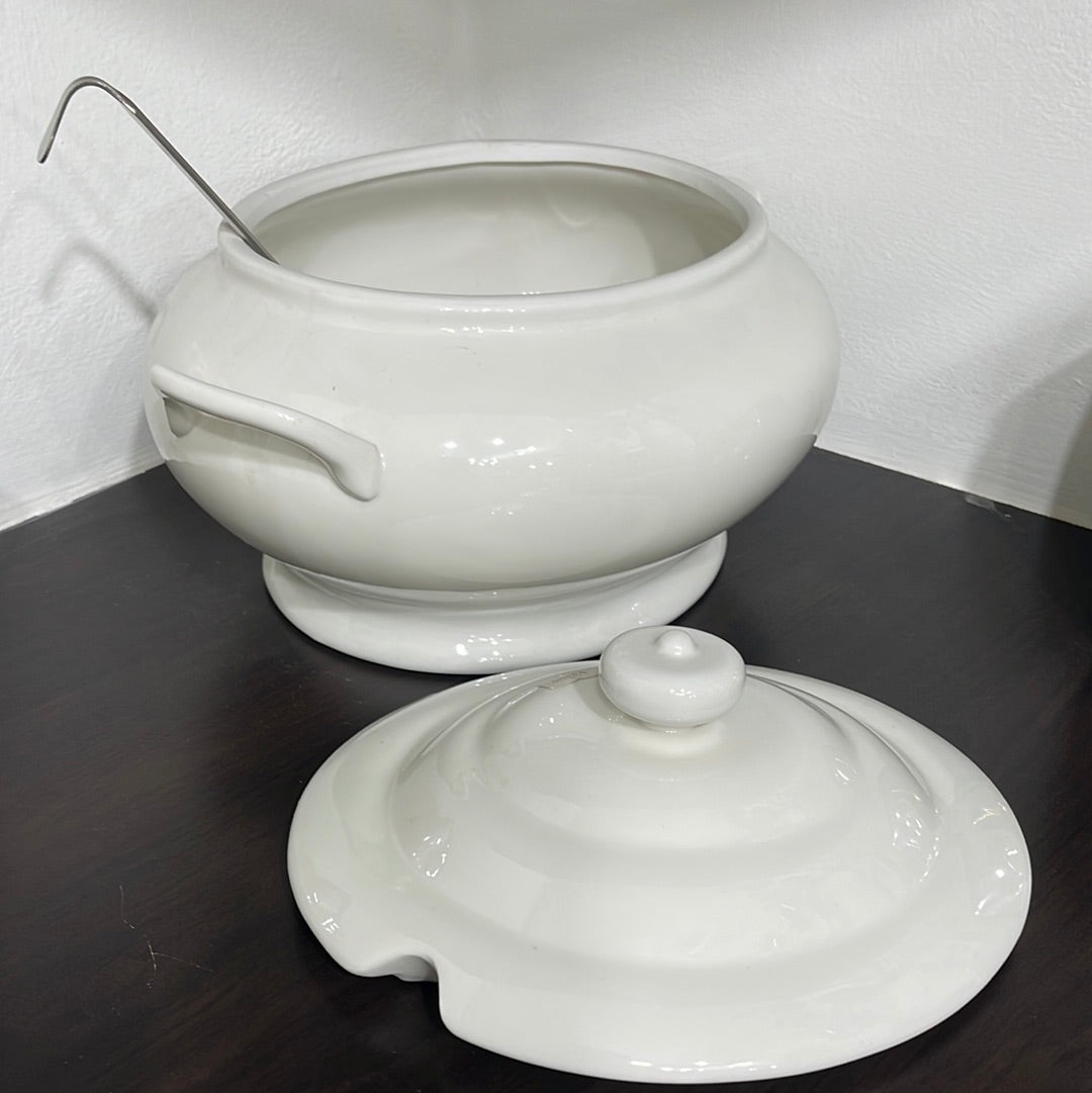 Sopera Ovalada con Cucharón Blanco