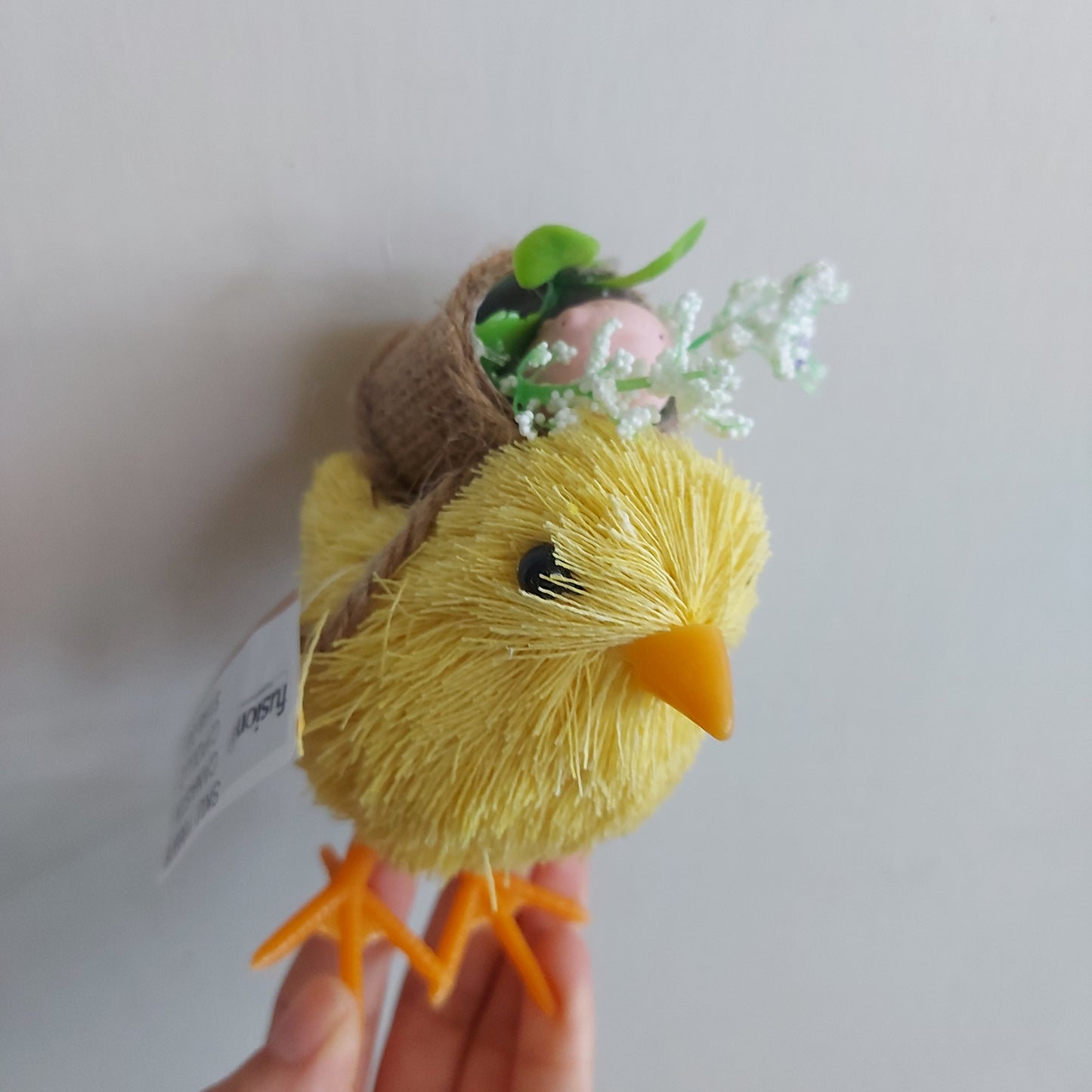 Pollo decorativo con canasta de Pascua