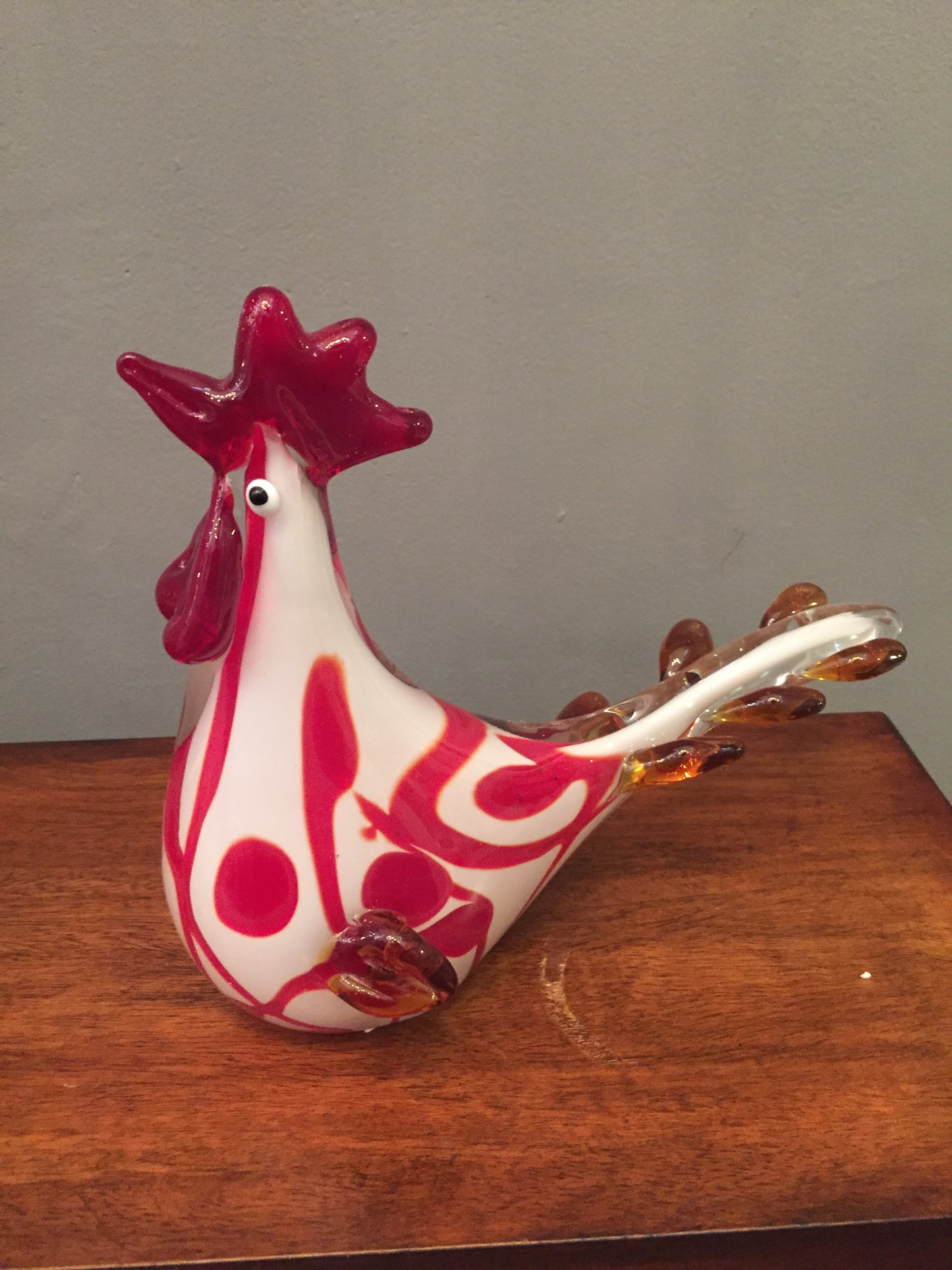 Gallo de cola larga con plumas café