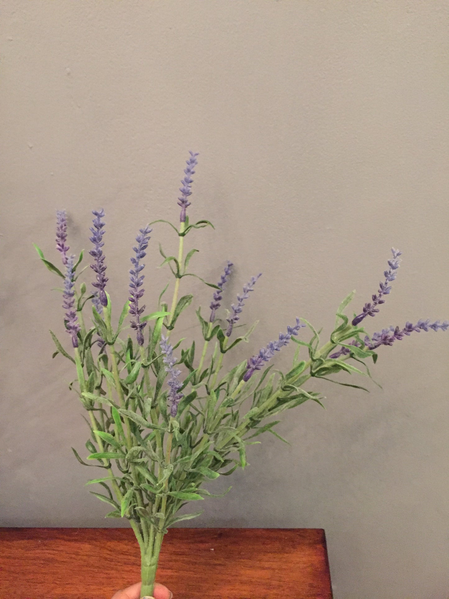 Follaje artificial tipo Follaje en rama con puntas moradas (por pieza)