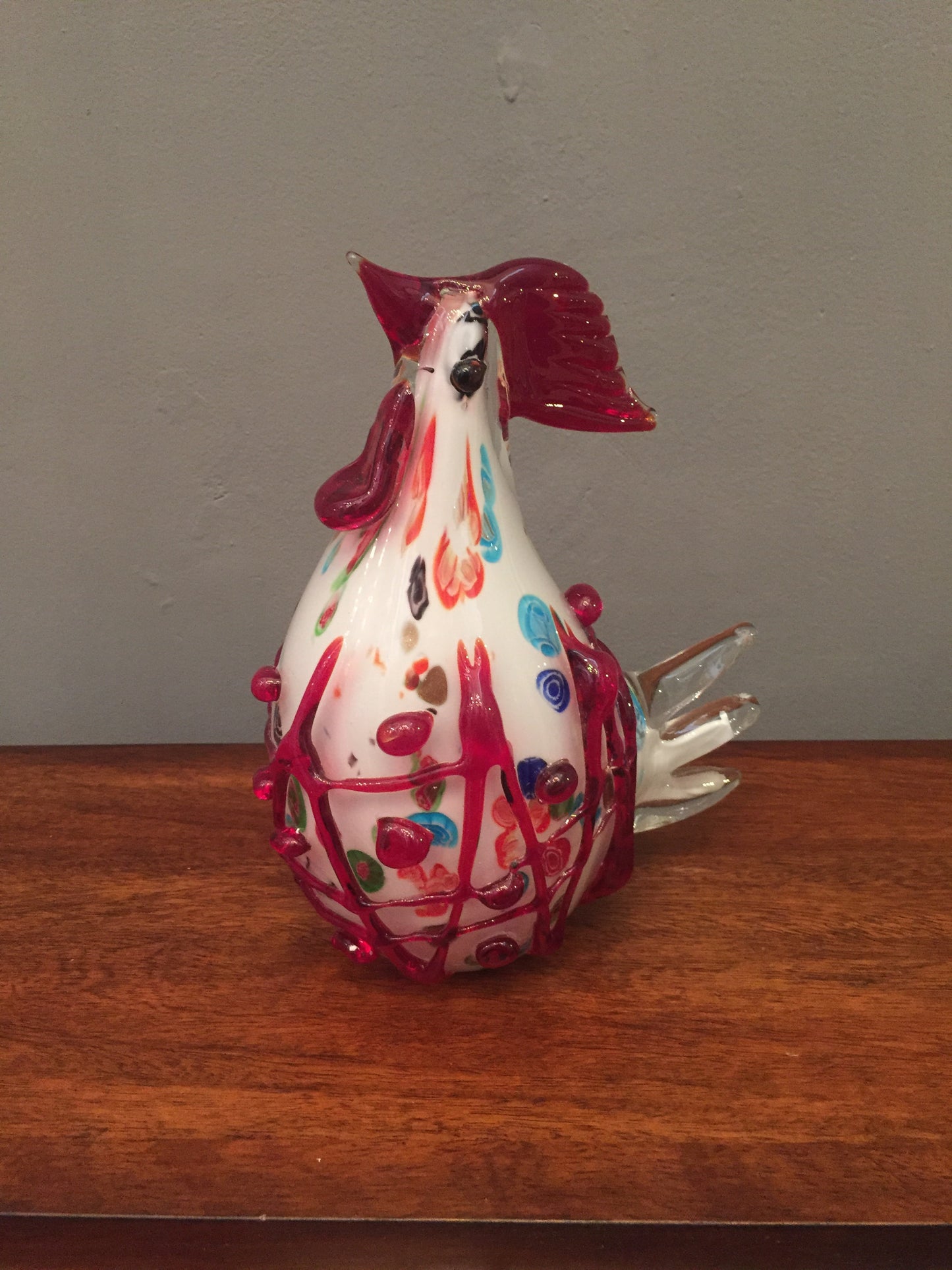Gallo blanco con detalles rojos