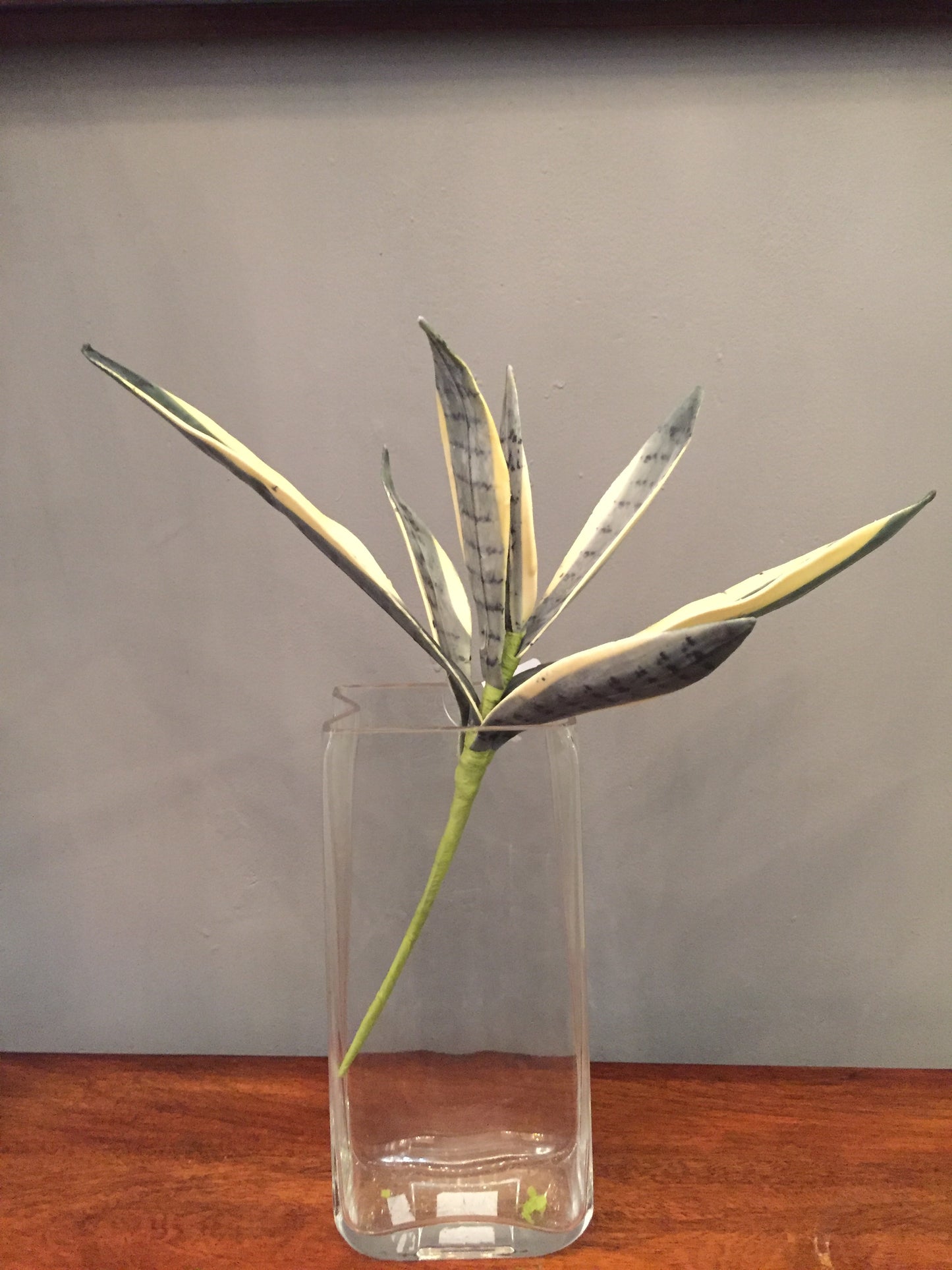 Follaje artificial tipo Sansevieria (por pieza)