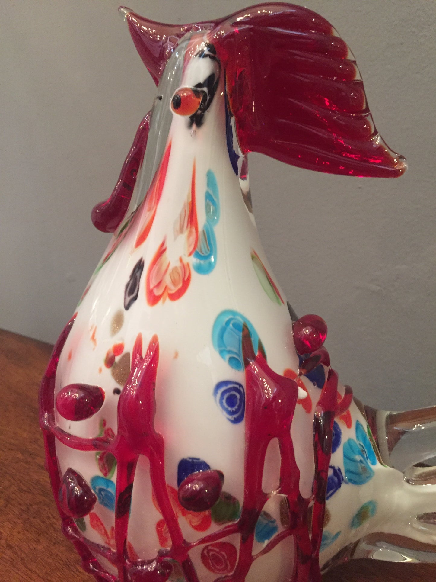 Gallo blanco con detalles rojos